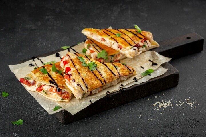 Кесадийя с курицей и пармезаном Кесадийя с курицей и пармезаном